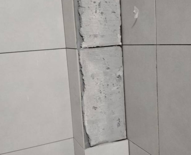 行唐瓷砖空鼓维修公司分享下瓷砖施工前基层浇水润湿程度不足，可能导致以下问题