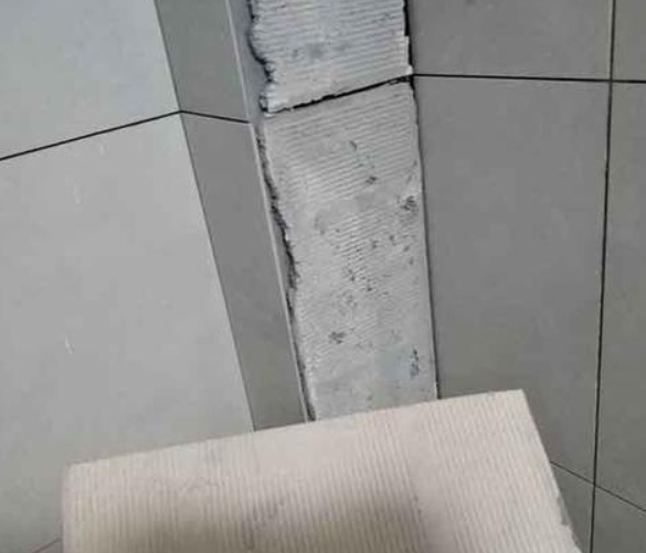 行唐瓷砖空鼓维修公司分享下厨房瓷砖脱落的补救措施。